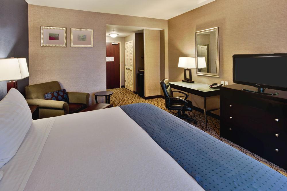 Holiday Inn Detroit Metro Airport By Ihg Romulus Exterior photo