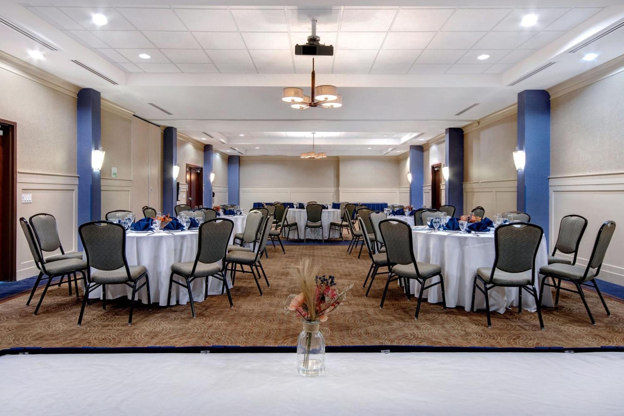 Holiday Inn Detroit Metro Airport By Ihg Romulus Exterior photo
