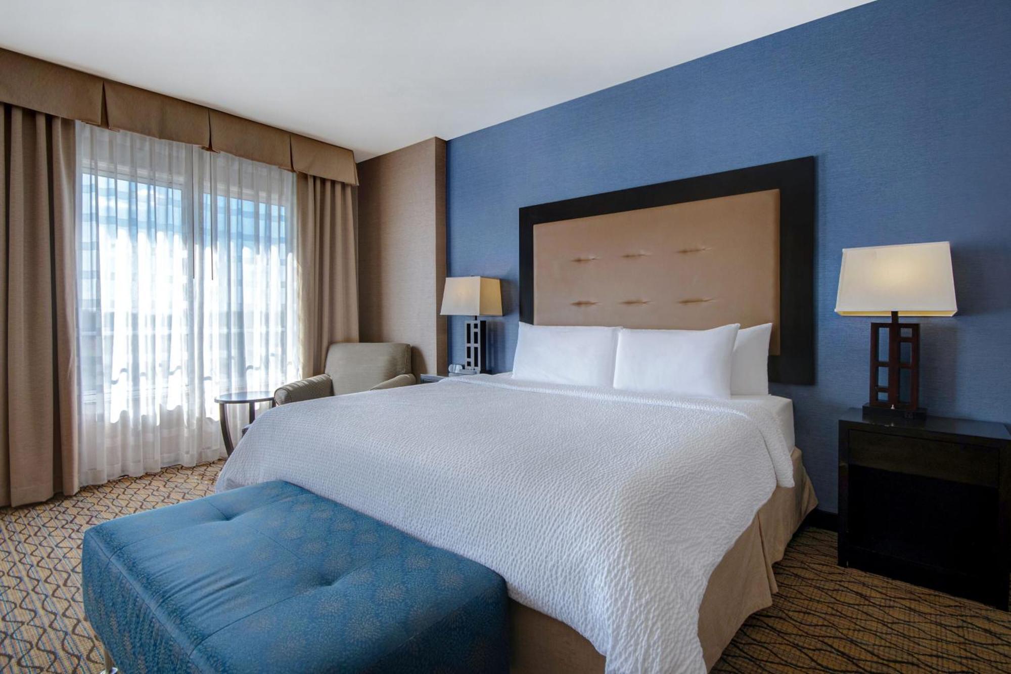 Holiday Inn Detroit Metro Airport By Ihg Romulus Exterior photo