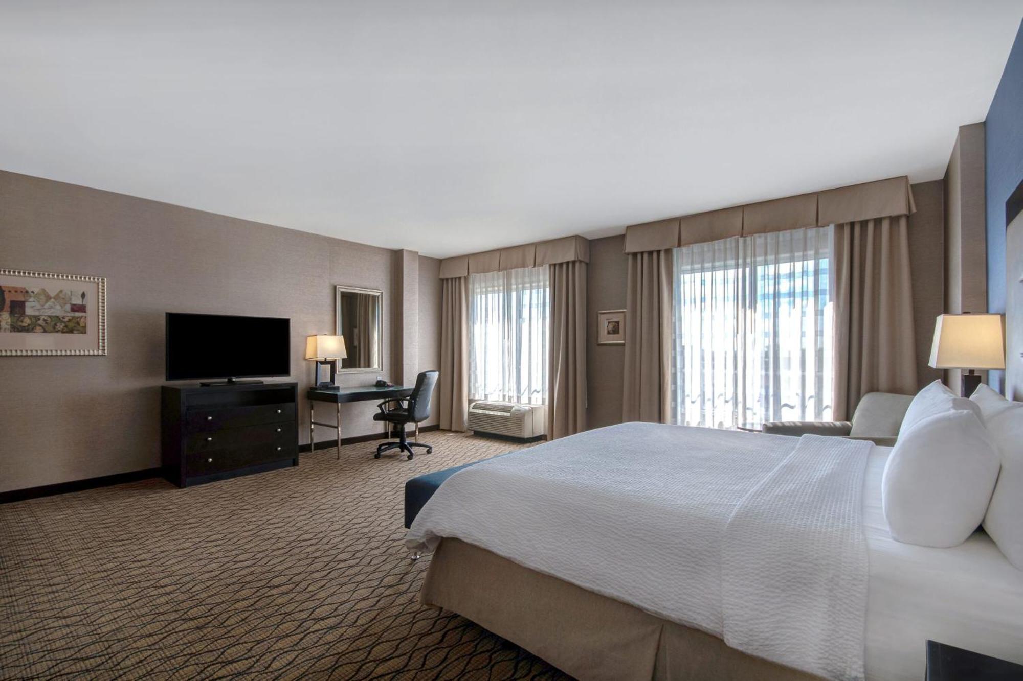 Holiday Inn Detroit Metro Airport By Ihg Romulus Exterior photo