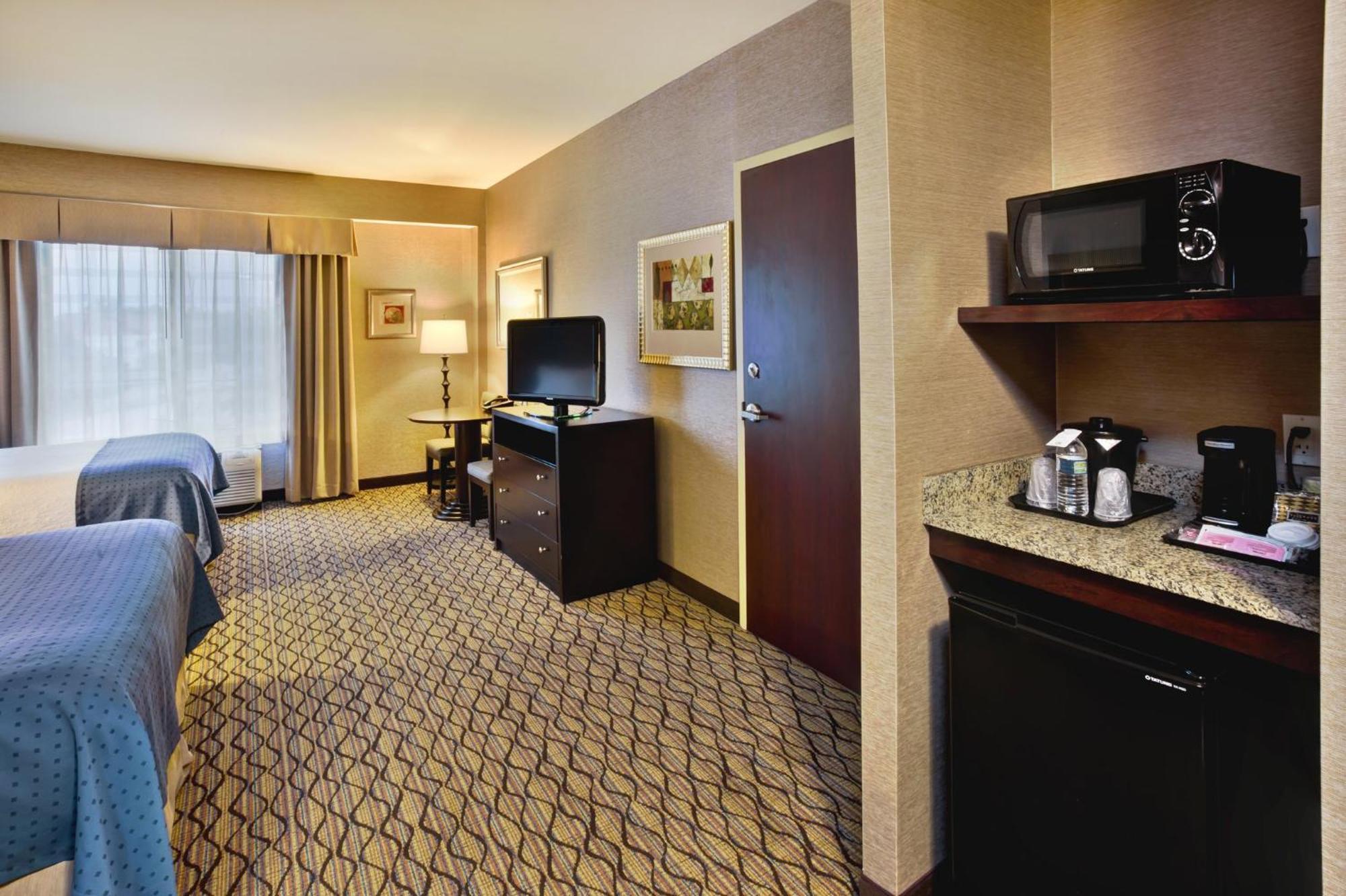 Holiday Inn Detroit Metro Airport By Ihg Romulus Exterior photo