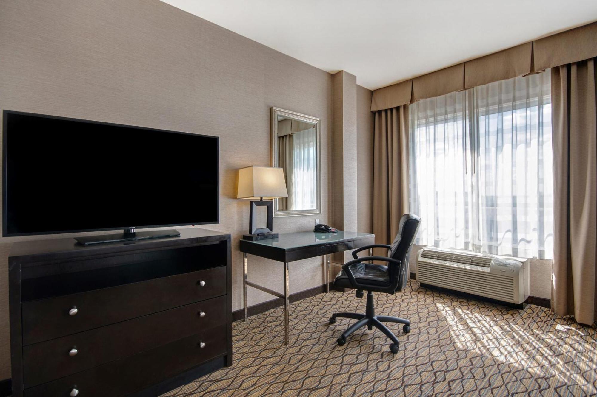 Holiday Inn Detroit Metro Airport By Ihg Romulus Exterior photo