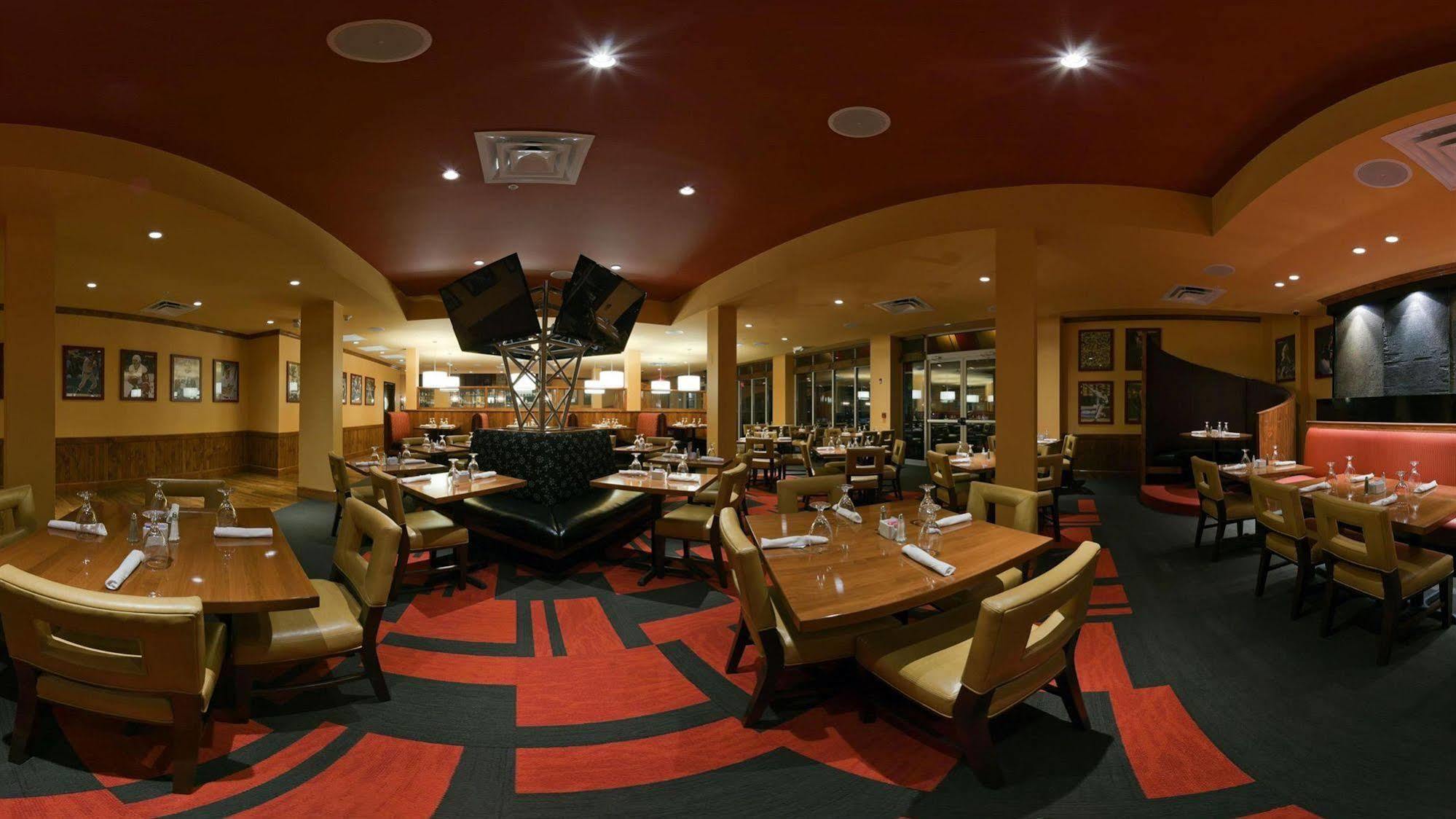 Holiday Inn Detroit Metro Airport By Ihg Romulus Exterior photo