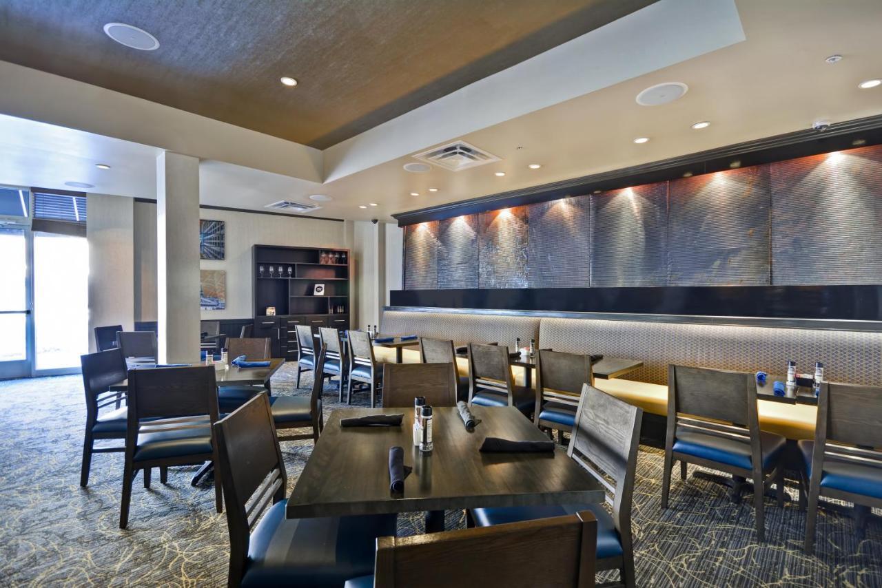 Holiday Inn Detroit Metro Airport By Ihg Romulus Exterior photo