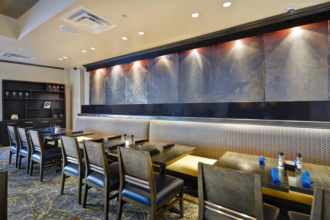 Holiday Inn Detroit Metro Airport By Ihg Romulus Exterior photo