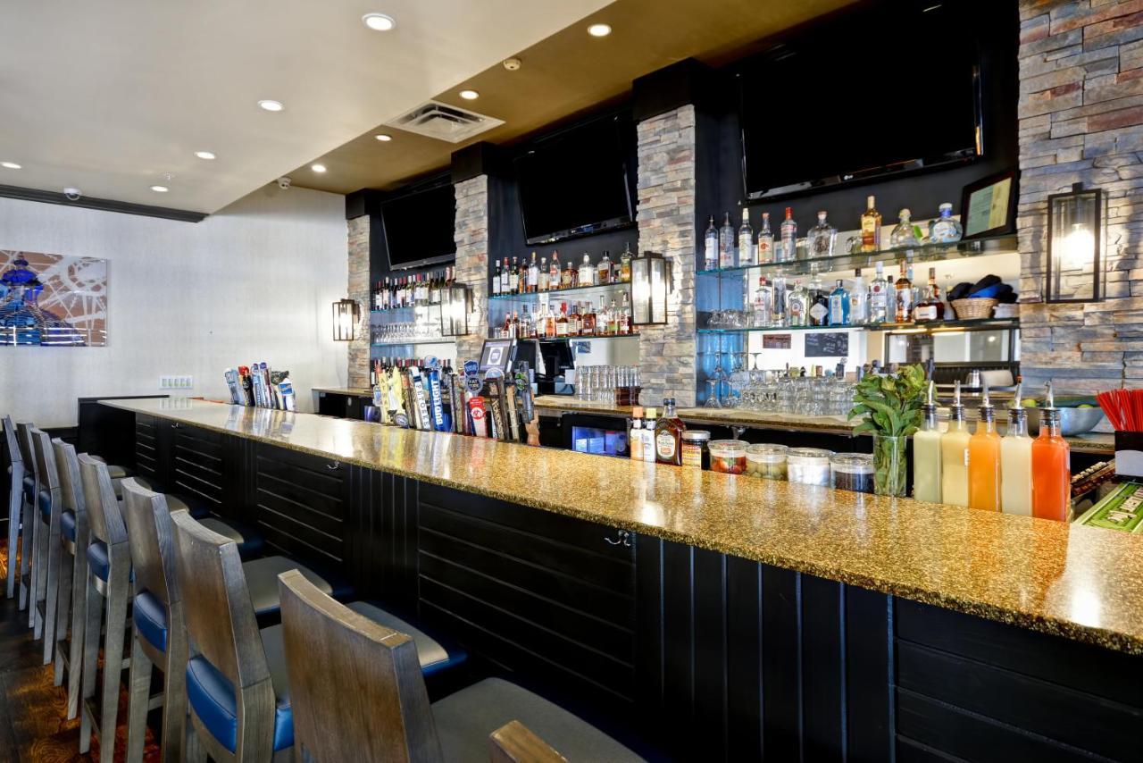 Holiday Inn Detroit Metro Airport By Ihg Romulus Exterior photo